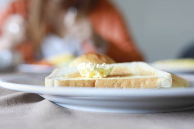 Margarin kahvaltıda ekmek üzerinde