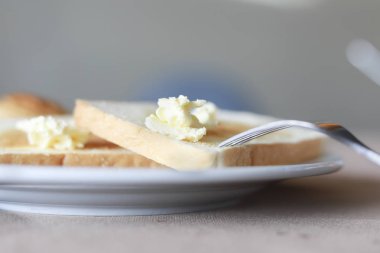 Margarin kahvaltıda ekmek üzerinde