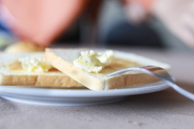 Margarin kahvaltıda ekmek üzerinde