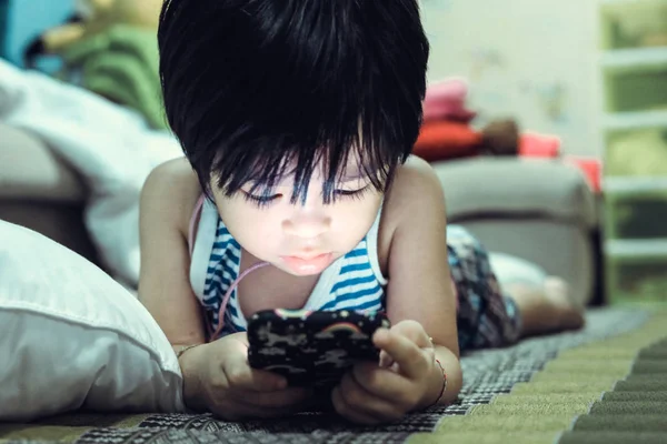 Мальчик Держать Смартфон Играть Телефоне — стоковое фото