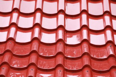 Gün yağmur sonra kiremit çatı