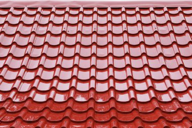 Gün yağmur sonra kiremit çatı