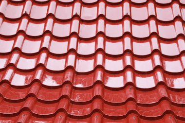 Gün yağmur sonra kiremit çatı