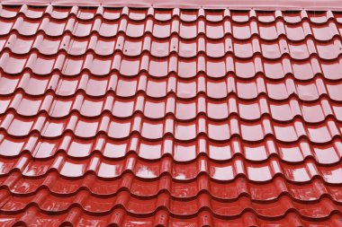 Gün yağmur sonra kiremit çatı