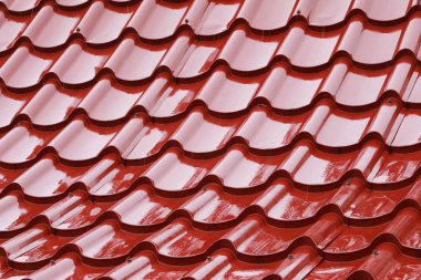 Gün yağmur sonra kiremit çatı