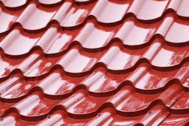 Gün yağmur sonra kiremit çatı