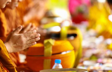 El rahip Budist dua sürecinde.
