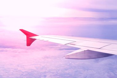 gökyüzü üzerinde uçağın kanat
