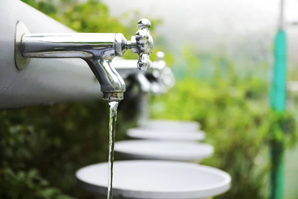 su musluk musluk su akışı ile