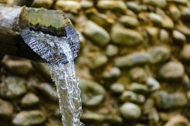 bir ahşap kanal veya boru dışarı fışkıran su su akımları yakın çekim