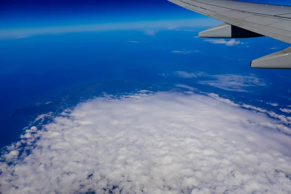 Ala Del Avión Sobre Cielo Azul Nube —  Fotos de Stock