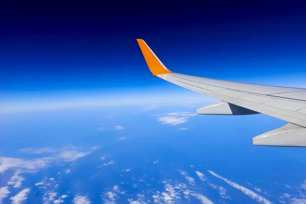 Φτερό Αεροπλάνο Πάνω Από Τον Ουρανό Γαλάζιο Σύννεφο — Φωτογραφία Αρχείου