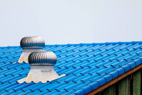 蓝色瓷砖屋顶背景 — 图库照片