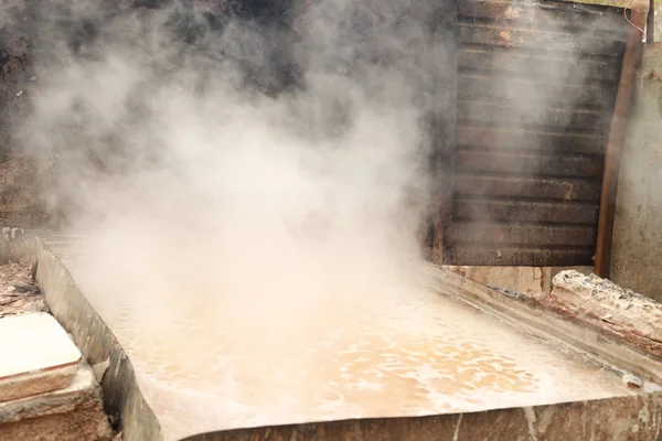タイの北東部で自然塩の生産の塩湯 — ストック写真