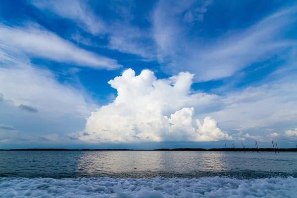 Typowy Seascape Piaszczystej Plaży Dramatyczne Letni Poranek Wschodnim Wybrzeżu Tajlandii — Zdjęcie stockowe