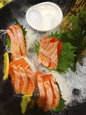 sashimi Japon çanak ısırık büyüklüğünde adet çiğ balık yemiş soya sosu ve wasabi Yapıştır