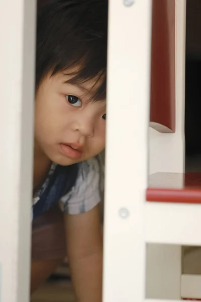 Малыш Ищет Через Дверь — стоковое фото
