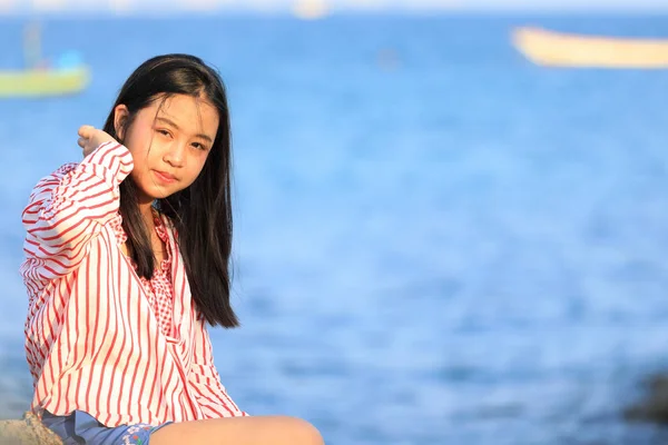 Ritratto Giovane Ragazza Asiatica Seduta Sulla Pietra Vicino Mare — Foto Stock