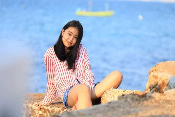 Retrato Joven Asiática Chica Sentado Piedra Cerca Del Mar —  Fotos de Stock