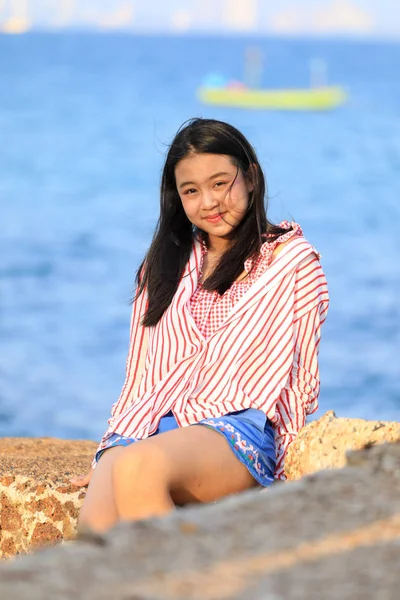 Taş Deniz Kenarında Oturan Genç Asyalı Kız Portresi — Stok fotoğraf