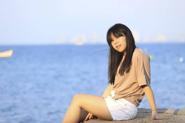 Retrato Adolescente Asiático Menina Sentado Pedra Perto Mar — Fotografia de Stock