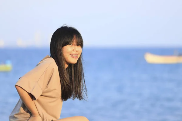 Retrato Adolescente Asiático Chica Sentado Piedra Cerca Del Mar —  Fotos de Stock