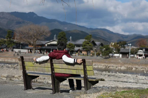 Хлопчик Сидить Стільці Біля Річки Дивлячись Гору Японія — стокове фото