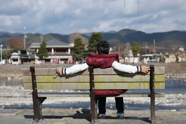 Хлопчик Сидить Стільці Біля Річки Дивлячись Гору Японія — стокове фото