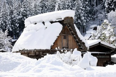 Eski Japon ev ile kar üzerinde çatı, Japonya