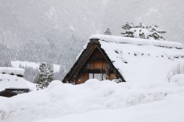 Eski Japon ev ile kar üzerinde çatı, Japonya