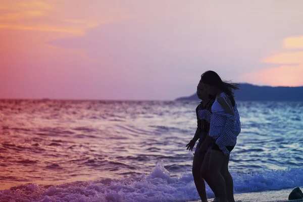 Happy Sisters Walking Beach Sunset — Stock Photo, Image