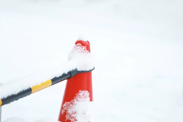 Barikat Kırmızı Huni Closeup Görünümü Üzerinde Kar — Stok fotoğraf