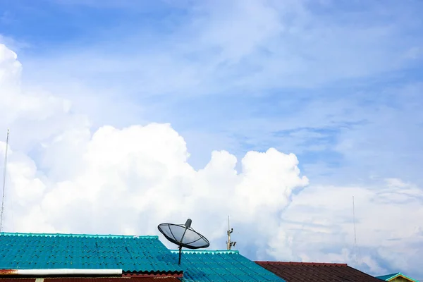 卫星在屋顶上与天空的背景 — 图库照片