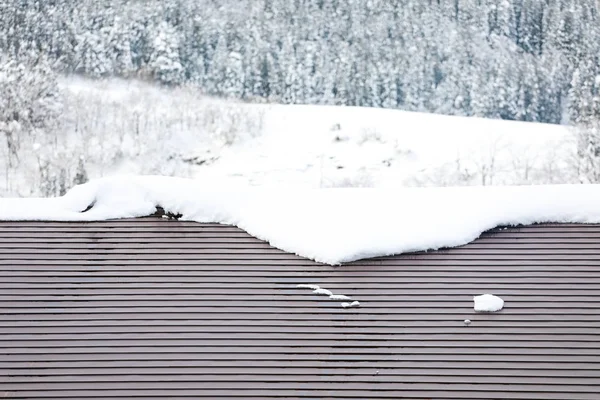 Schnee Schmilzt Auf Dem Dach — Stockfoto