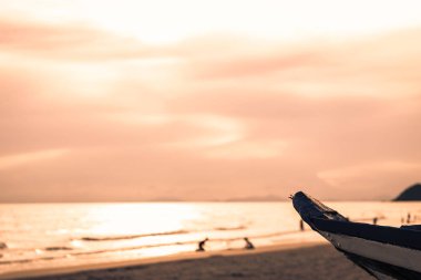 arka plan üzerinde tipik deniz ile ahşap tekne