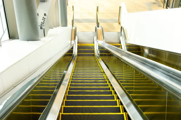 Mozgólépcső Mellett Található Bevásárlóközpont Vagy Áruházban Mozgó Lépcső Neon Fény — Stock Fotó