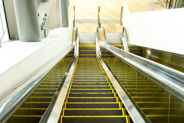 Rolltreppen Bahnhof Einkaufszentrum Oder Kaufhaus Umzugstreppe Neonlicht Moderne Rolltreppe — Stockfoto