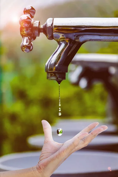 su musluk damlayan su