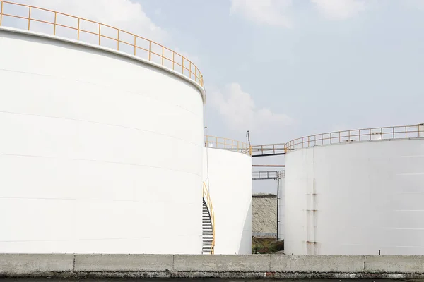 Enormes Tanques Almacenamiento Aceite Sitio Construcción Petróleo Gas Industrial Con —  Fotos de Stock