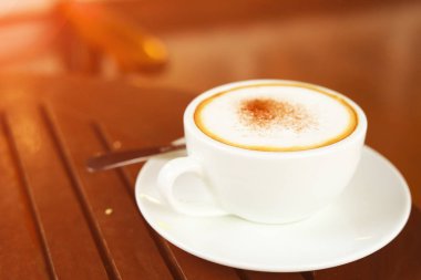 Masanın üzerinde bir fincan kahve..