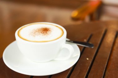 Masanın üzerinde bir fincan kahve..