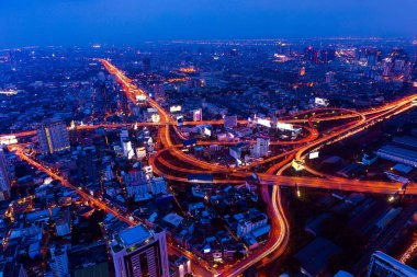 Ana yol Otoban, Bangkok Tayland ile gece Bangkok şehir.
