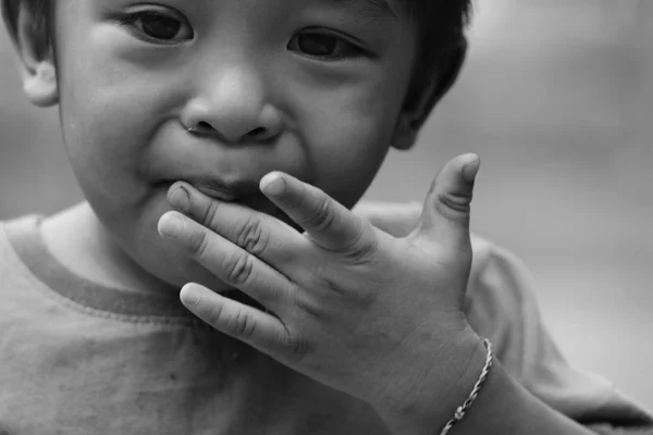 おいしい食べる 若い男の子が果物を食べる — ストック写真