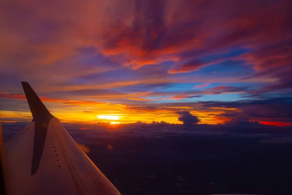 Tragfläche Des Flugzeugs Über Der Wolke Und Dem Sonnenuntergang — Stockfoto