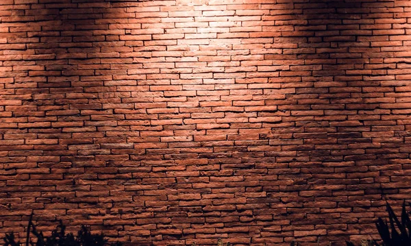 arka plan ışığı ile tuğla duvar