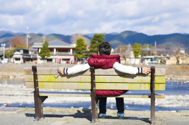 Nehrin yanında sandalyede otururken, seyahat konsepti kavramı relax.