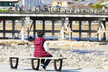 Nehrin yanında sandalyede otururken, seyahat konsepti kavramı relax.