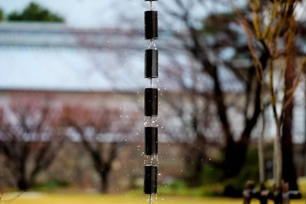 雨淋时钢管和水溅起 — 图库照片