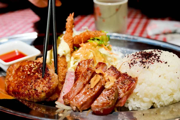 Steak Und Stäbchen Auf Dem Esstisch — Stockfoto