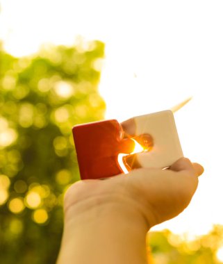 Puzzle parçaları ve insan eli